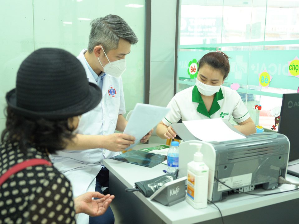 Bác sĩ bệnh viện K1 Quán Sứ trực tiếp thăm khám và chẩn đoán